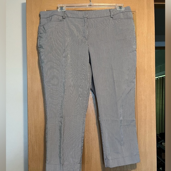 7th Ave Suiting Collection NY& Co. Capris - Picture 2 of 9